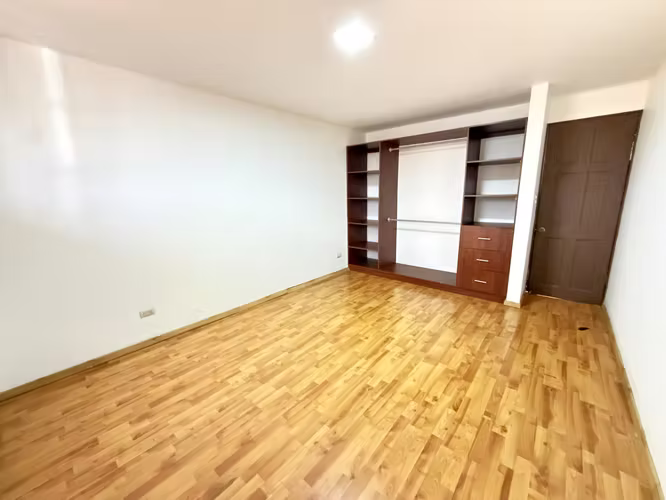 Se vende casa en Moravia (habitación en 1er piso) (FE)
