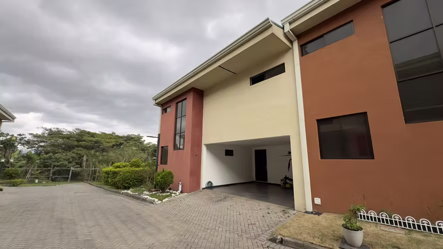 Se vende Casa de 2 niveles en condominio en Moravia (FE).