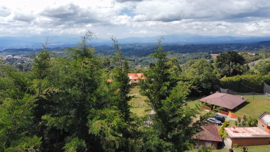VENTA DE HERMOSA QUINTA EN CARRIZAL, ALAJUELA - Imagen 2