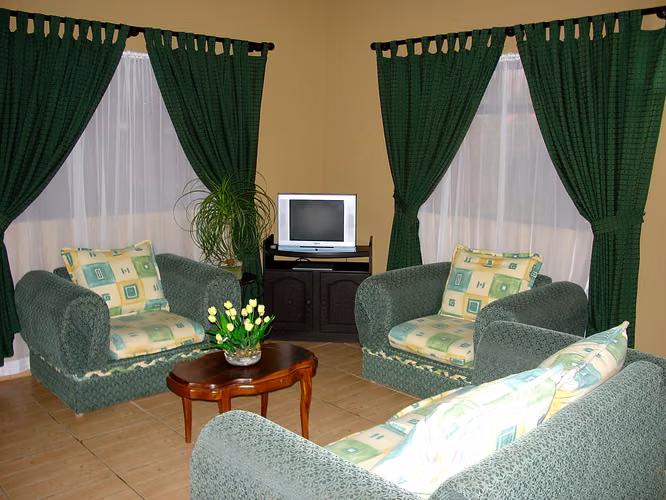 Hermosa casa rodeado de árboles ubicado en San Rafael de Heredia