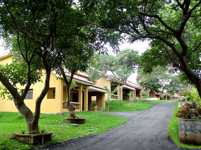 Hermosa casa rodeado de árboles ubicado en San Rafael de Heredia