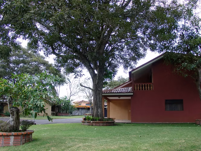 Hermosa casa rodeado de árboles ubicado en San Rafael de Heredia