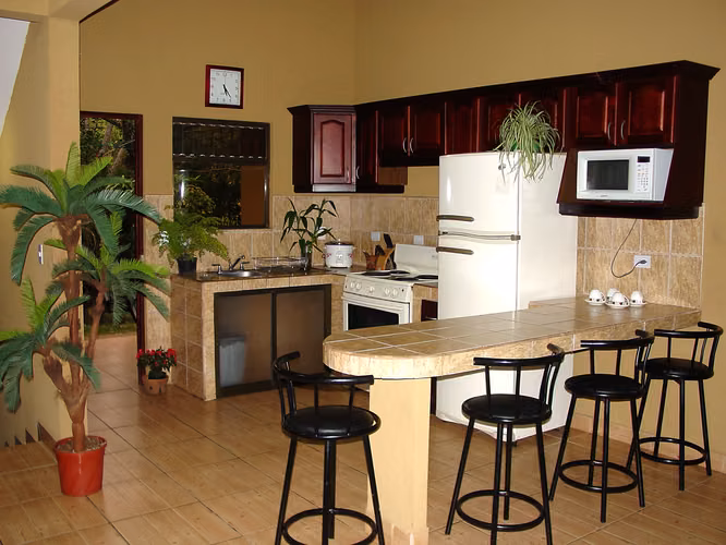 Hermosa casa rodeado de árboles ubicado en San Rafael de Heredia