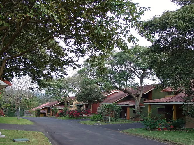 Hermosa casa rodeado de árboles ubicado en San Rafael de Heredia