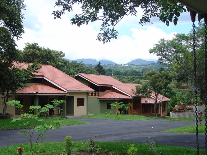 Hermosa casa rodeado de árboles ubicado en San Rafael de Heredia
