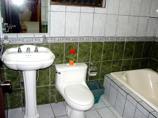 Hermosa casa rodeado de árboles ubicado en San Rafael de Heredia