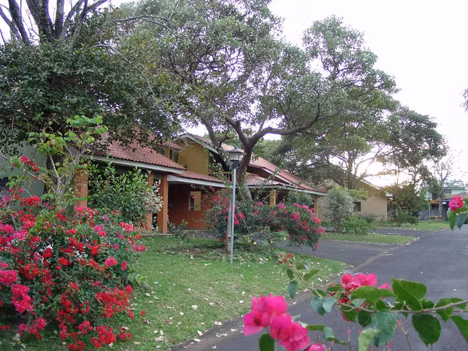 Hermosa casa rodeado de árboles ubicado en San Rafael de Heredia
