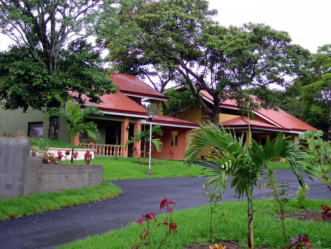 Hermosa casa rodeado de árboles ubicado en San Rafael de Heredia