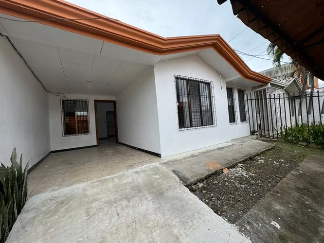SALE OF HOUSE IN RESIDENTIAL LISBOA, ALAJUELA