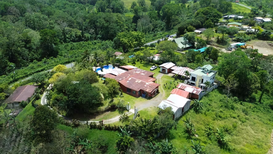 Venta de propiedad con viviendas, cabañas y amplias áreas recreativas en Eslabón de Turrialba. - Imagen 2