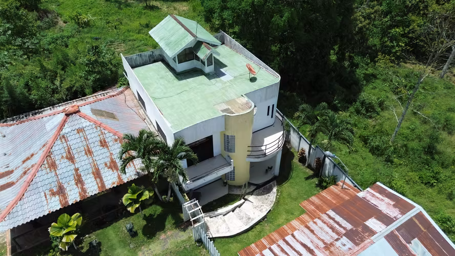 Venta de propiedad con viviendas, cabañas y amplias áreas recreativas en Eslabón de Turrialba. - Imagen 3