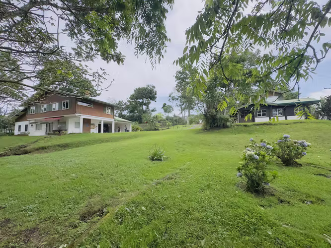 VENTA DE AMPLIO TERRENO CON CASAS UNA JOYA EN LA CIUDAD - Imagen 12