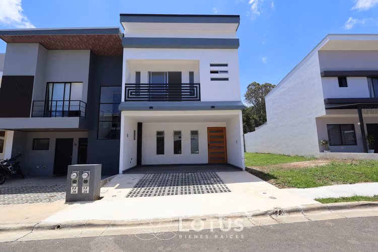 New House for Premiere in La Floresta Condominium, Tres Ríos, CODE AJ043