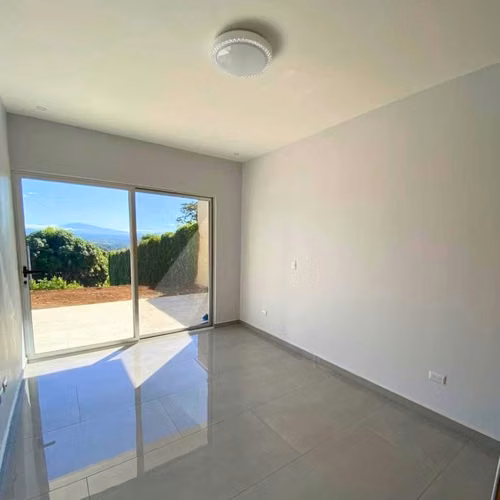 Hermosa Casa de Dos Niveles con Vistas Panorámicas en Santa Eulalia, Atenas