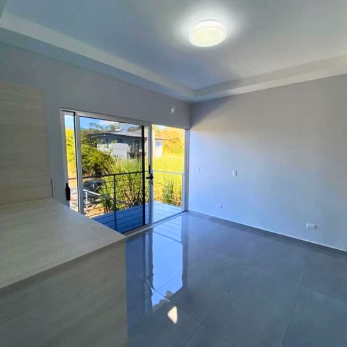 Hermosa Casa de Dos Niveles con Vistas Panorámicas en Santa Eulalia, Atenas