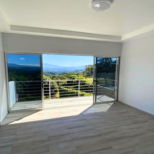 Hermosa Casa de Dos Niveles con Vistas Panorámicas en Santa Eulalia, Atenas