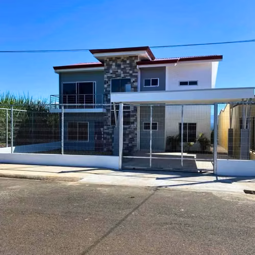 Hermosa Casa de Dos Niveles con Vistas Panorámicas en Santa Eulalia, Atenas