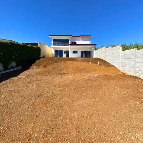 Hermosa Casa de Dos Niveles con Vistas Panorámicas en Santa Eulalia, Atenas