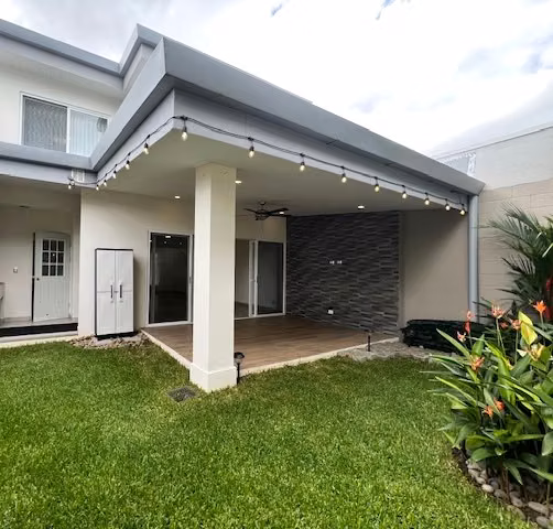 ALQUILER.  CASA EN GUACHIPELIN, ESCAZU EN CONDOMINIO SOURCE LIVING, CON ELECTRODOMÉSTICOS