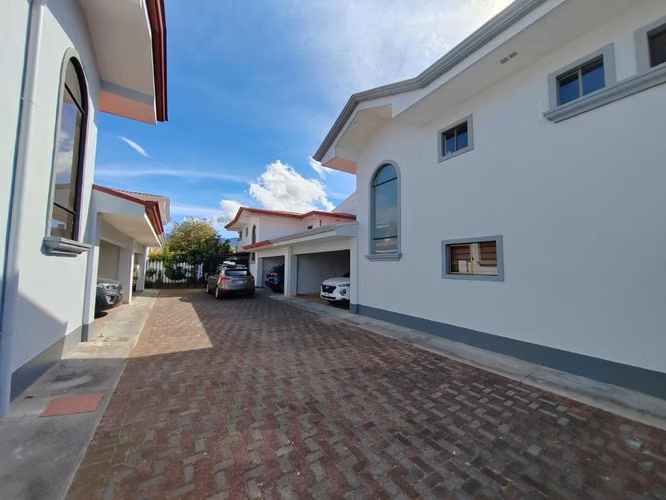 Vendo Casa en Pozos Santa Ana 250 m2 con patio