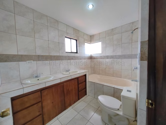 Vendo Casa en Pozos Santa Ana 250 m2 con patio