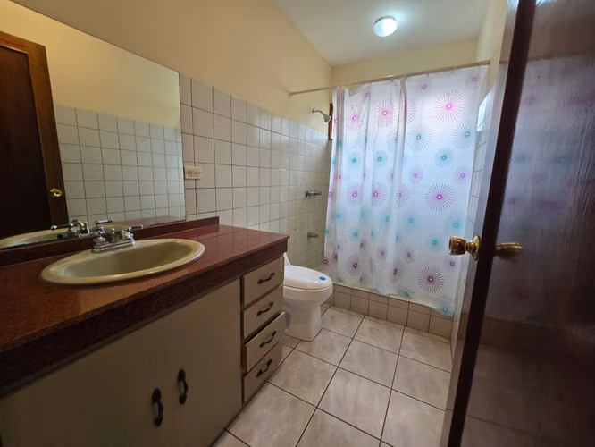 Venta de Casa Familiar Independiente en Alajuelita con Patio Ideal para Disfrutar