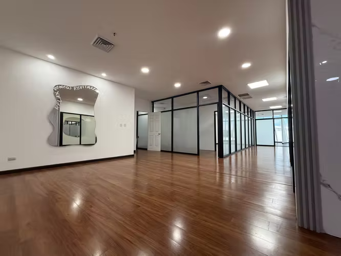Se alquila Oficina de 179m² Lista para Ocupar en Zona de Alto Tránsito. - Imagen 9