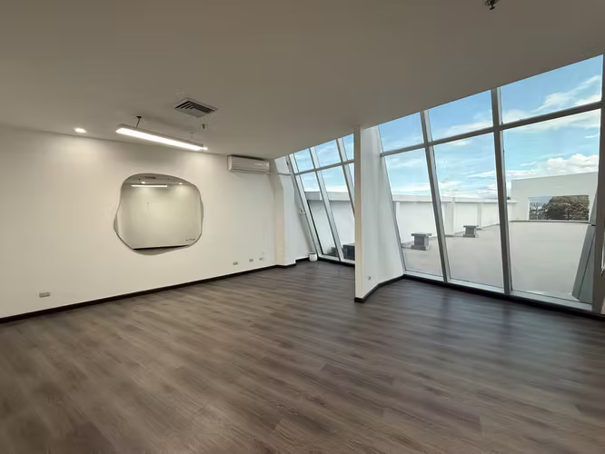 Se alquila Oficina de 179m² Lista para Ocupar en Zona de Alto Tránsito. - Imagen 8