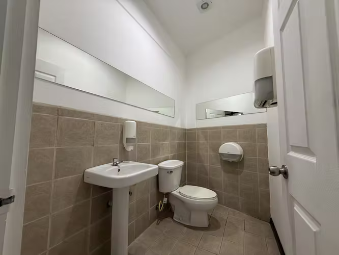 Se alquila Oficina de 179m² Lista para Ocupar en Zona de Alto Tránsito. - Imagen 13