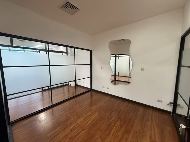 Se alquila Oficina de 179m² Lista para Ocupar en Zona de Alto Tránsito. - Imagen 6