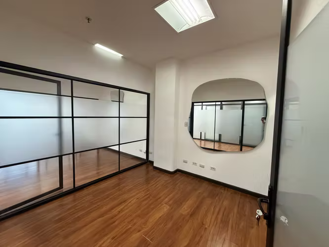 Se alquila Oficina de 179m² Lista para Ocupar en Zona de Alto Tránsito. - Imagen 5