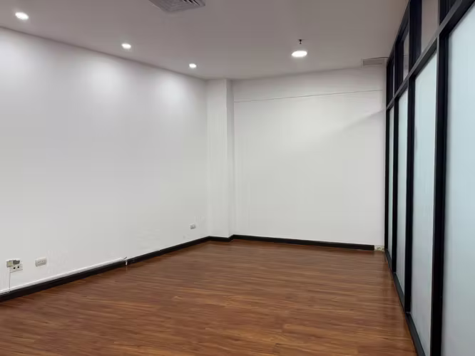 Se alquila Oficina de 179m² Lista para Ocupar en Zona de Alto Tránsito. - Imagen 11