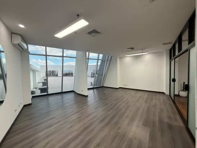 Se alquila Oficina de 179m² Lista para Ocupar en Zona de Alto Tránsito. - Imagen 7