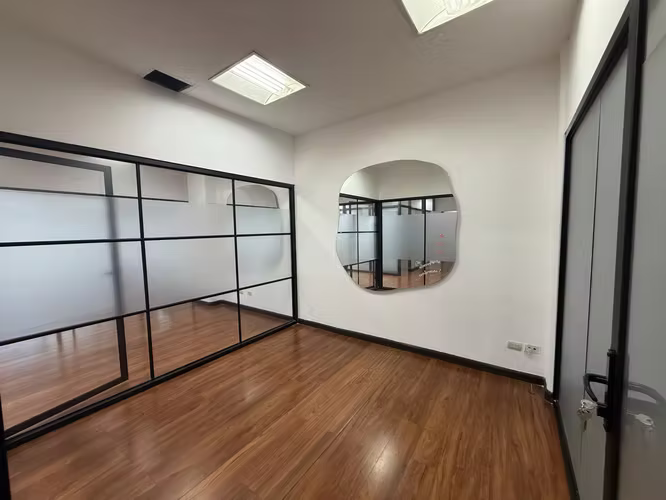 Se alquila Oficina de 179m² Lista para Ocupar en Zona de Alto Tránsito. - Imagen 10