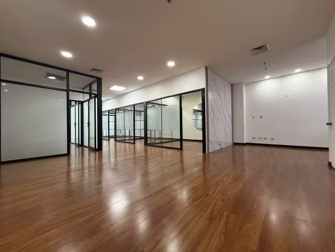 Se alquila Oficina de 179m² Lista para Ocupar en Zona de Alto Tránsito. - Imagen 3