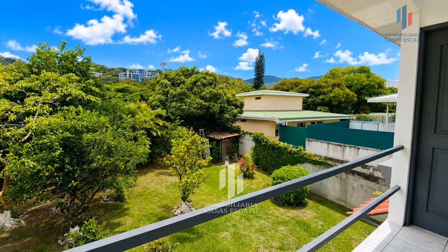 Bella Casa Independiente con Uso de Suelo Mixto en Venta,  San Rafael de Escazú