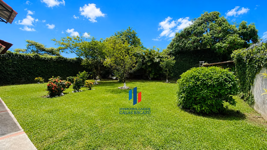 Bella Casa Independiente con Uso de Suelo Mixto en Venta,  San Rafael de Escazú