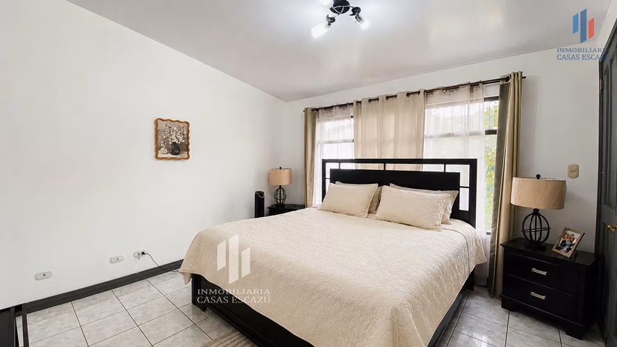 Bella Casa Independiente con Uso de Suelo Mixto en Venta,  San Rafael de Escazú