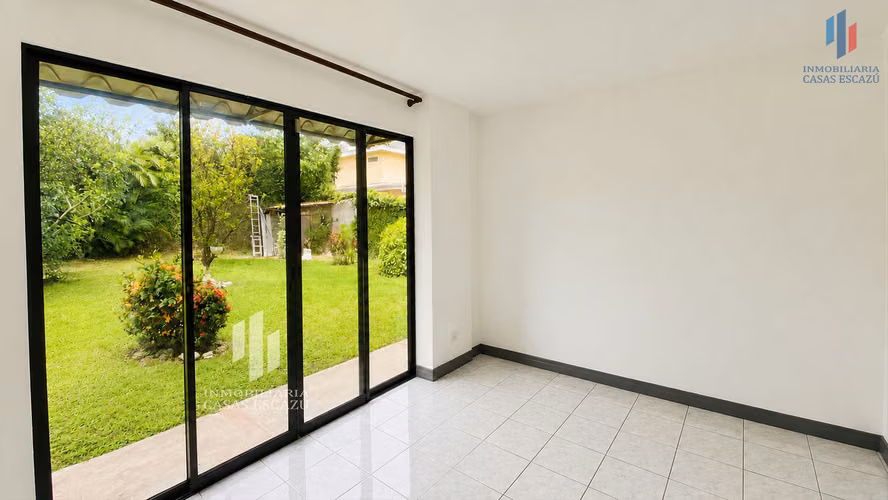 Bella Casa Independiente con Uso de Suelo Mixto en Venta,  San Rafael de Escazú