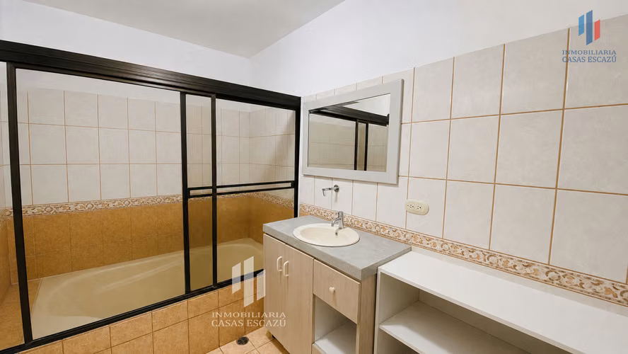 Bella Casa Independiente con Uso de Suelo Mixto en Venta,  San Rafael de Escazú