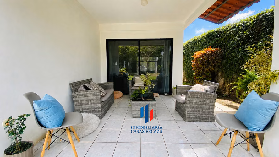 Bella Casa Independiente con Uso de Suelo Mixto en Venta,  San Rafael de Escazú