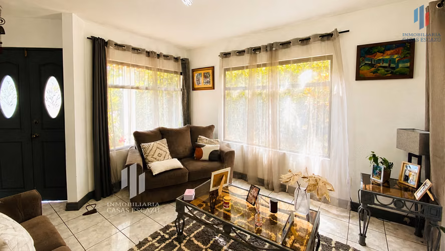Bella Casa Independiente con Uso de Suelo Mixto en Venta,  San Rafael de Escazú