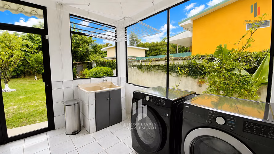 Bella Casa Independiente con Uso de Suelo Mixto en Venta,  San Rafael de Escazú