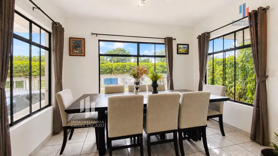 Bella Casa Independiente con Uso de Suelo Mixto en Venta,  San Rafael de Escazú