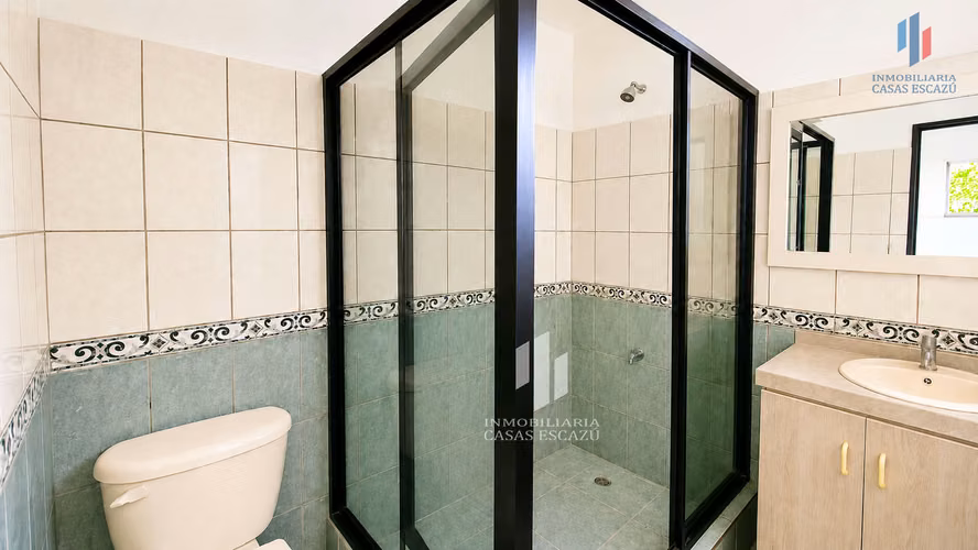 Bella Casa Independiente con Uso de Suelo Mixto en Venta,  San Rafael de Escazú