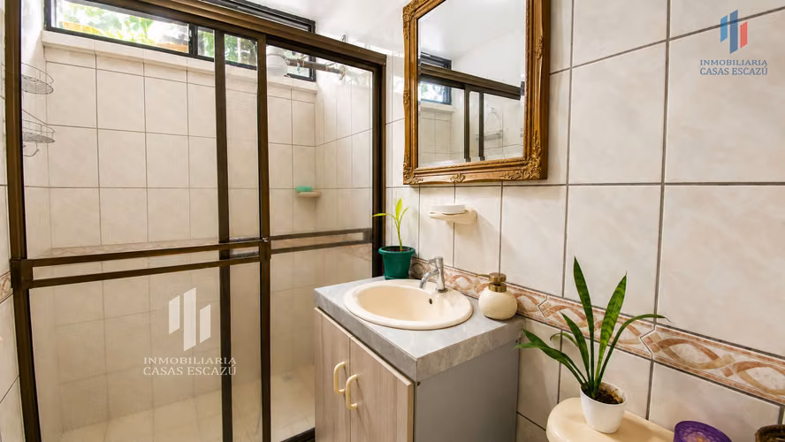Bella Casa Independiente con Uso de Suelo Mixto en Venta,  San Rafael de Escazú