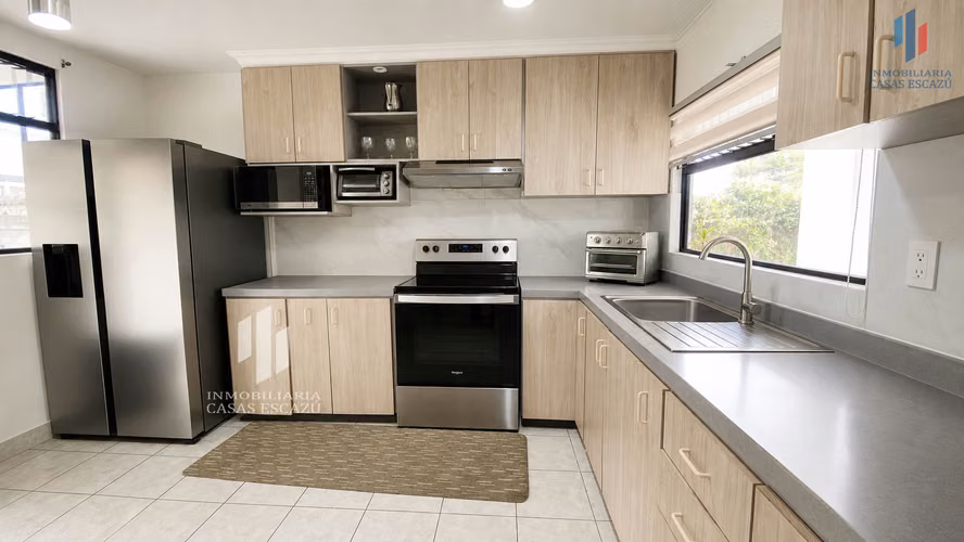Bella Casa Independiente con Uso de Suelo Mixto en Venta,  San Rafael de Escazú