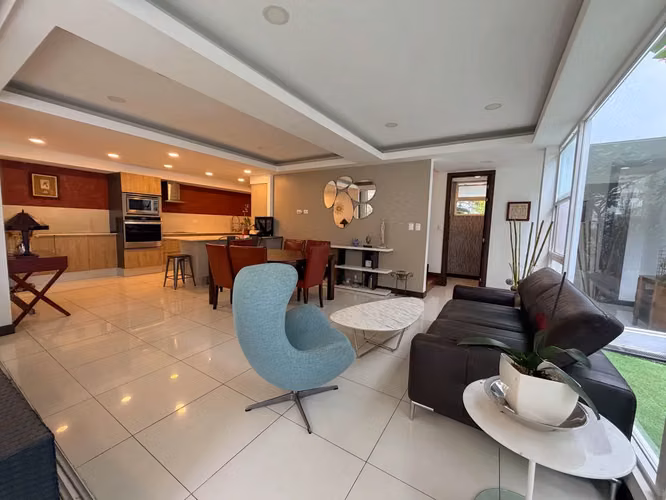 VENTA DE MODERNA CASA DE 3 NIVELES EN PASEO DEL SOL 4922 - Imagen 3