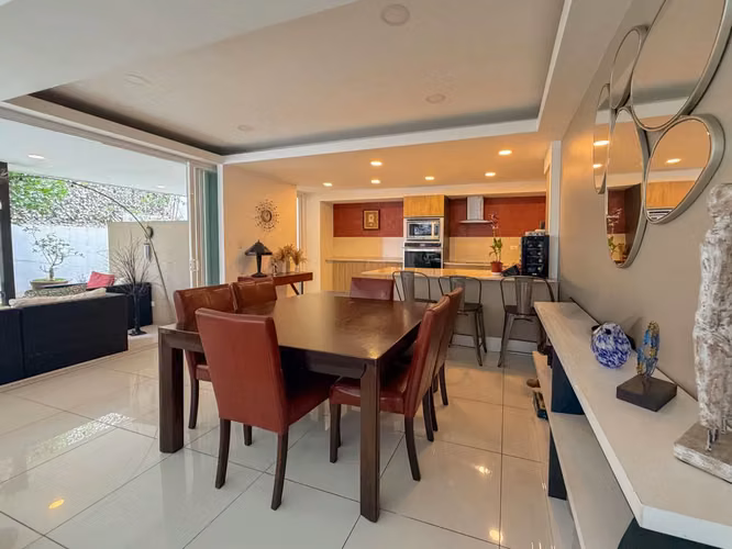 VENTA DE MODERNA CASA DE 3 NIVELES EN PASEO DEL SOL 4922 - Imagen 4