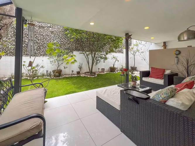 VENTA DE MODERNA CASA DE 3 NIVELES EN PASEO DEL SOL 4922 - Imagen 8